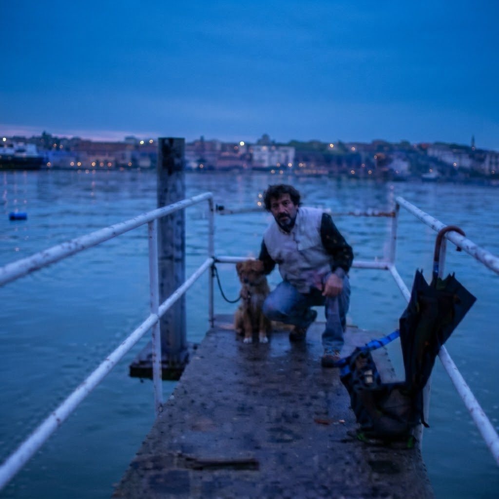 Manis y Álvaro en el muelle al anochecer