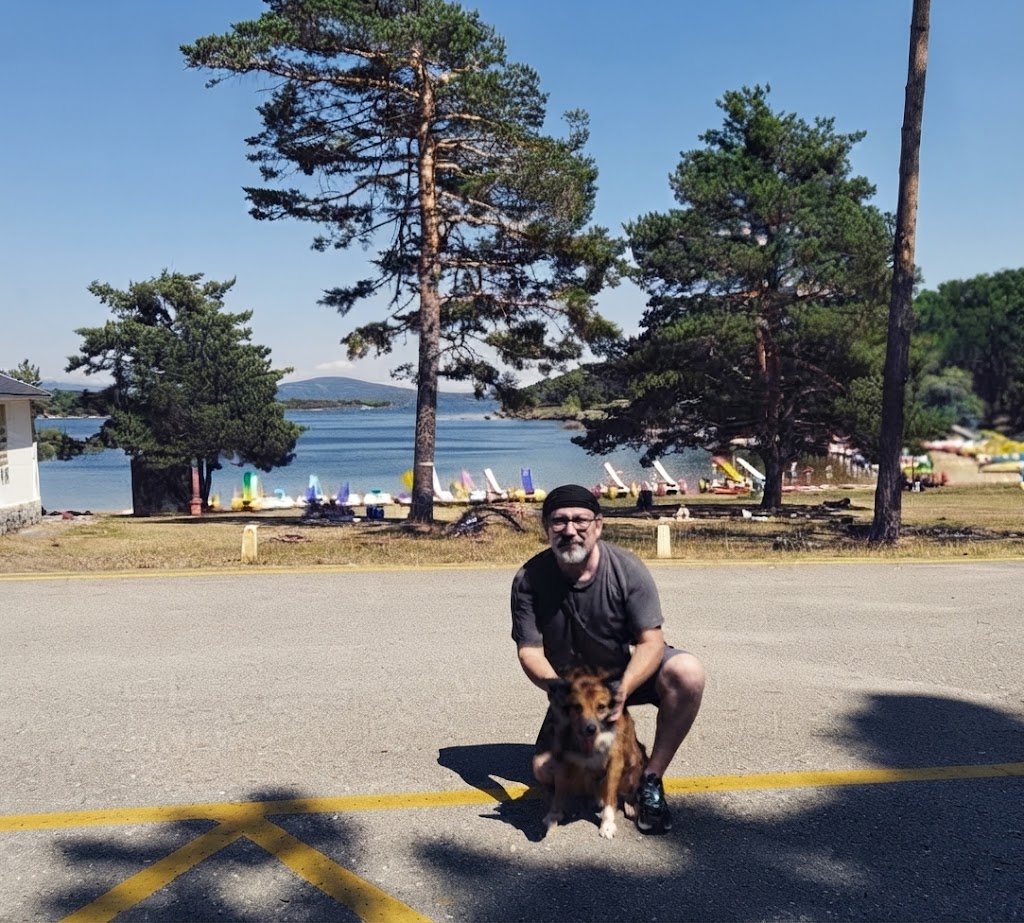 Manis y Álvaro junto al lago